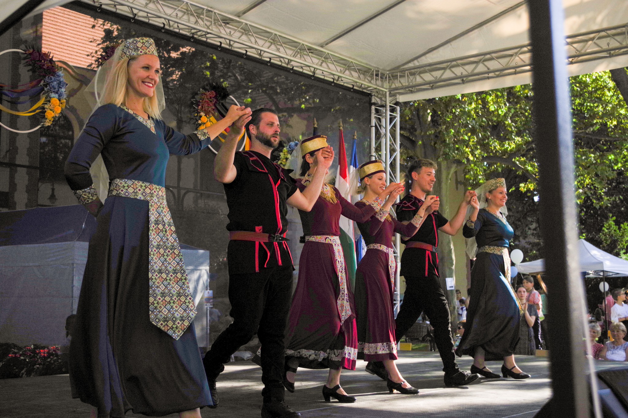 Tegnap az őszi nyárban Pesterzsébeten az Urartu Örmény Színház táncosaival.
